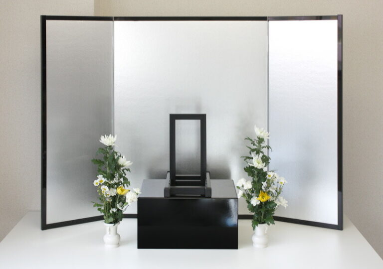 銀屏風 法事・法要オリジナル 法事セット (銀屏風・遺影立て・遺影置台・花瓶)